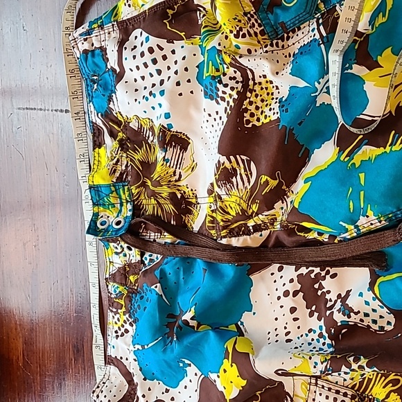 Like new 5 pocket men's shorts/ swim trunks. Mesh interior. - Picture 7 of 12